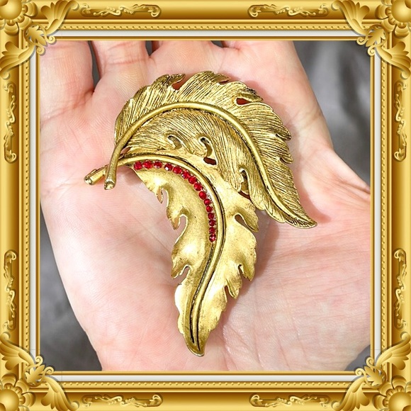 💕Beautiful Gold Tone 2 Leaf Pin / Brooch with Ruby CZ💕 - Picture 4 of 7